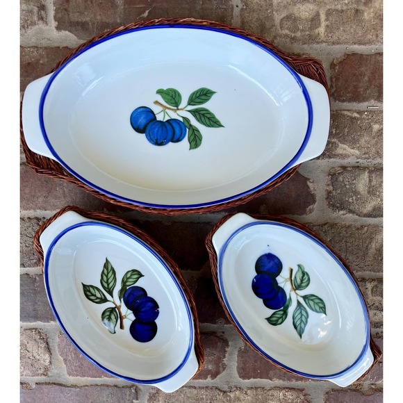 Adorable set of vintage blueberry casserole dishes in wicker baskets. Set of 3. - Picture 3 of 11